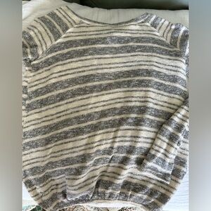 AEO sweater. Cut out pattern in back. Grey and white